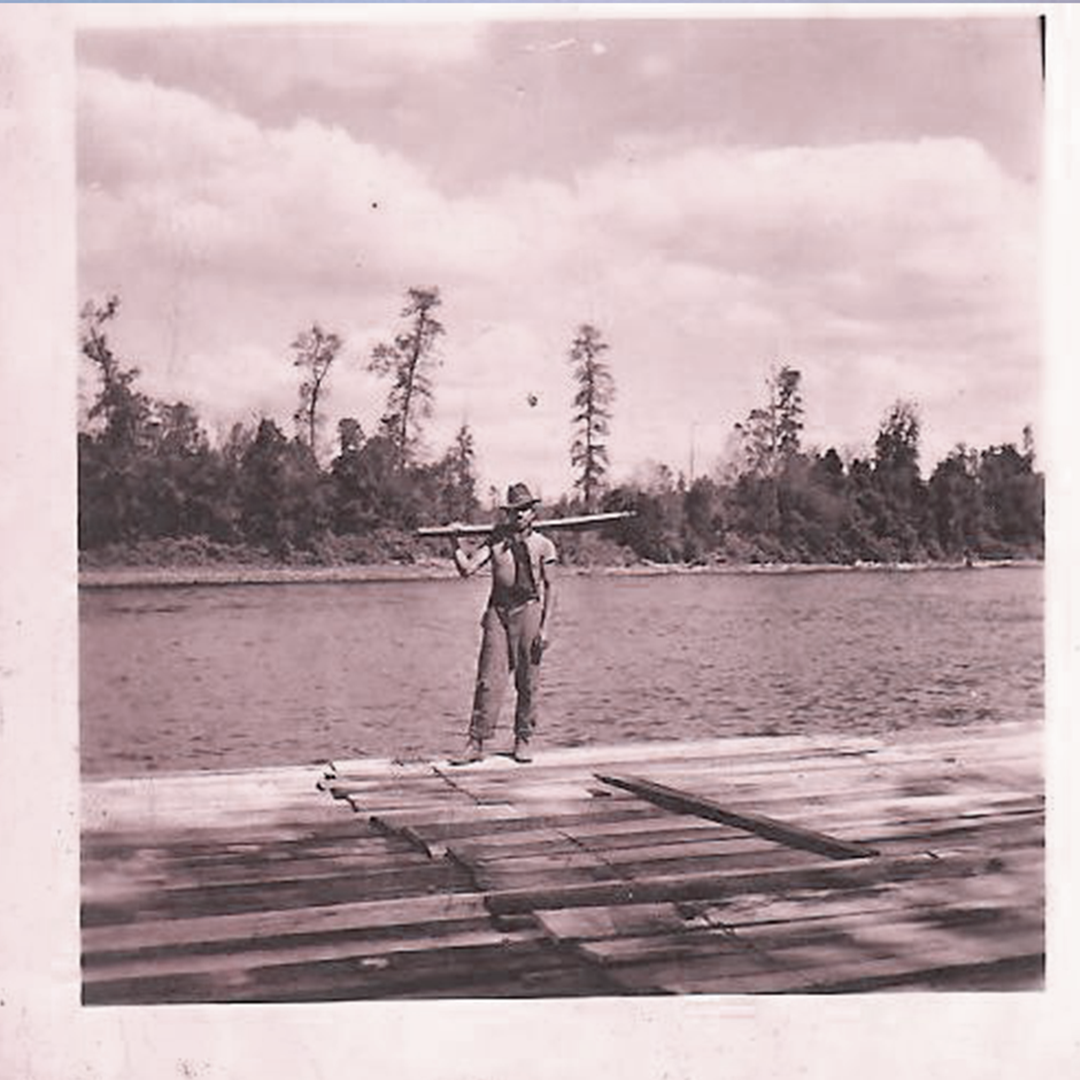 Foto archivo balseros del río San Pedro, Créditos “Relatos de Balseros del río San Pedro y Calle Calle (1930-1960)” Leonardo Moya y Nelson Vásquez Díaz