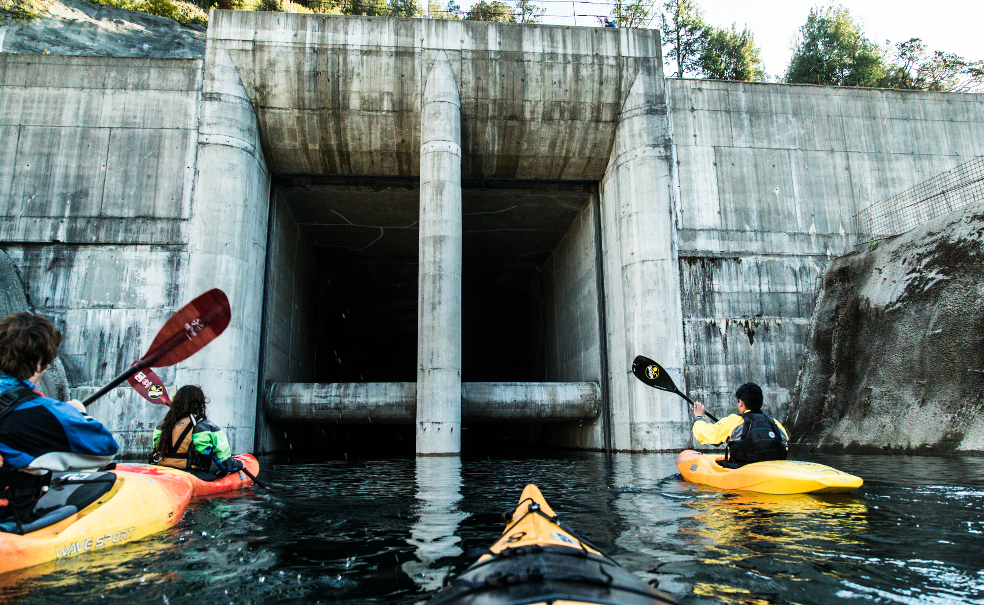 Vestigios de la construcción de la central hidroelecrica COLBÚN en el río San Pedro, comuna de Los Lagos. Créditos Claudio Lastra