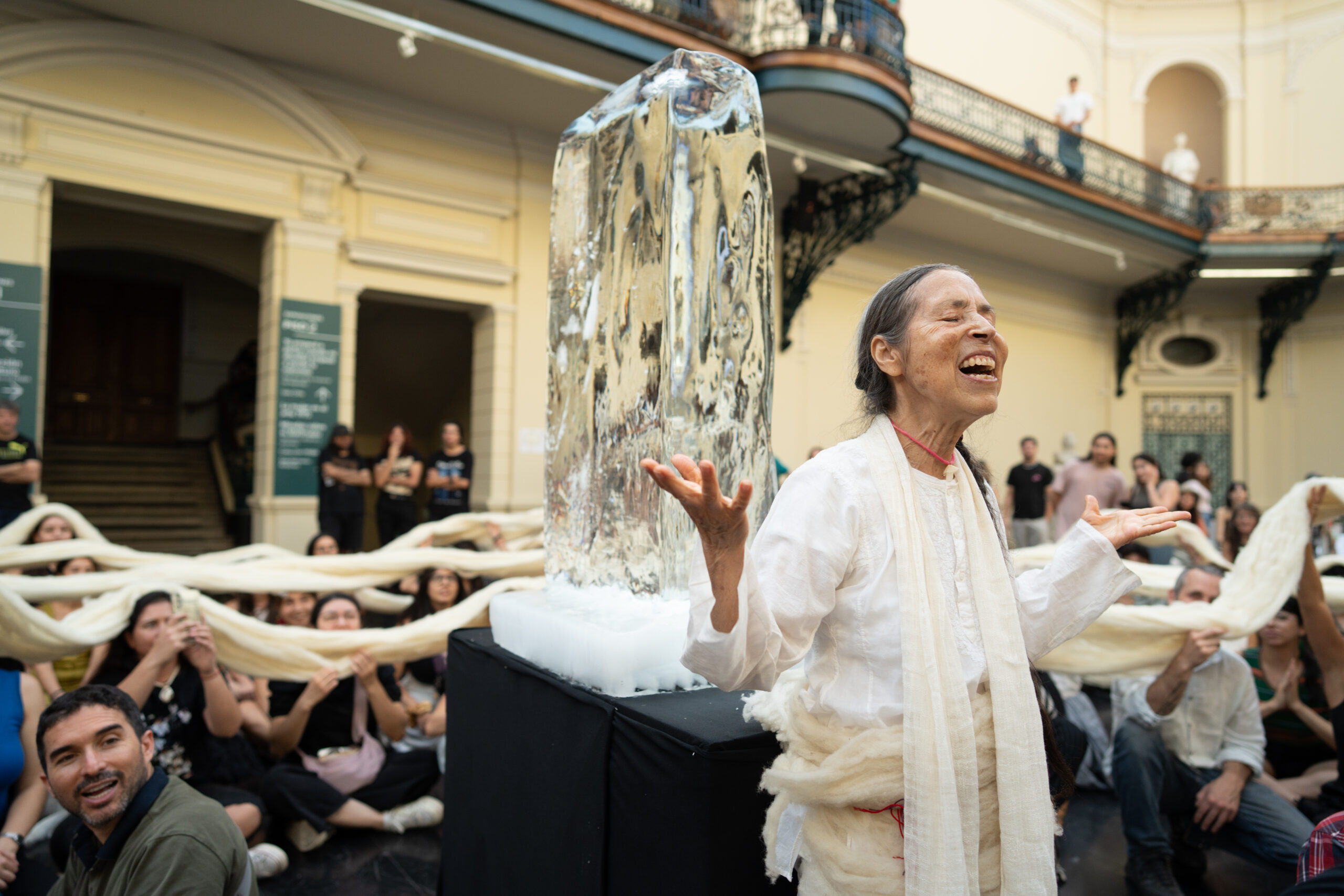 5 Performance “Sacro Hielo” de Cecilia Vicuña, en Museo Nacional de Bellas Artes. Créditos Mariana Canobra