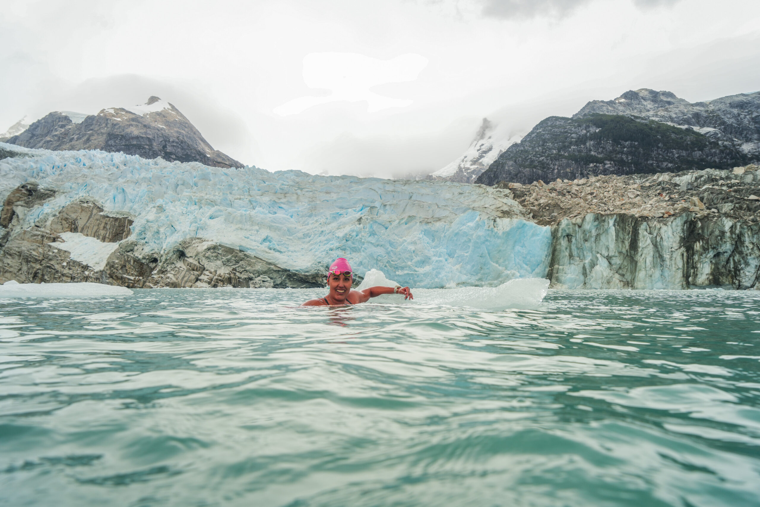 7 Bárbara Hernández, nadadora de aguas gélidas en el glaciar Leones, parte del Campo de Hielo Norte, región de Aysén. Créditos Ulises Yañez